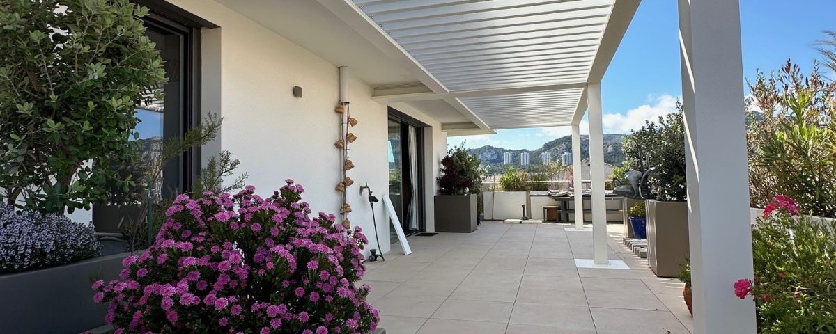 Pergolas bioclimatique sur terrasse d'une villa