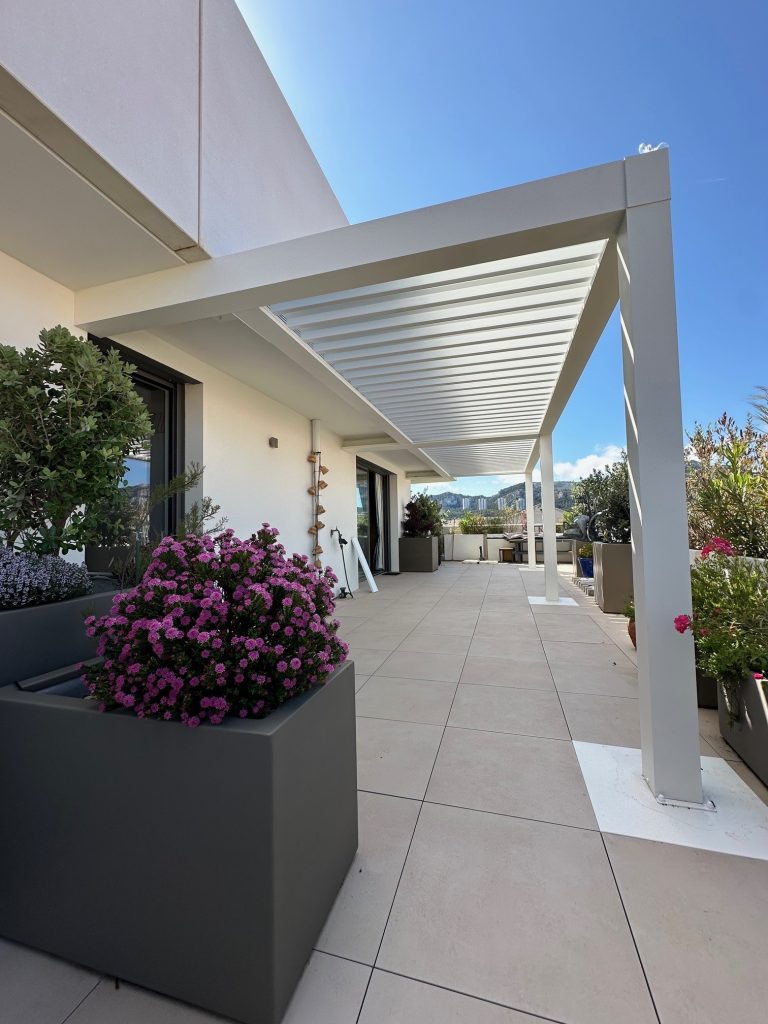 Pergolas bioclimatique sur terrasse d'une villa