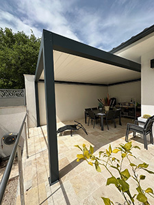 Pergola bioclimatique sur terrasse